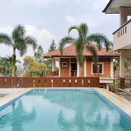 Villa Yustisia Curug 7 Cilember Cisarua Eksteriør billede