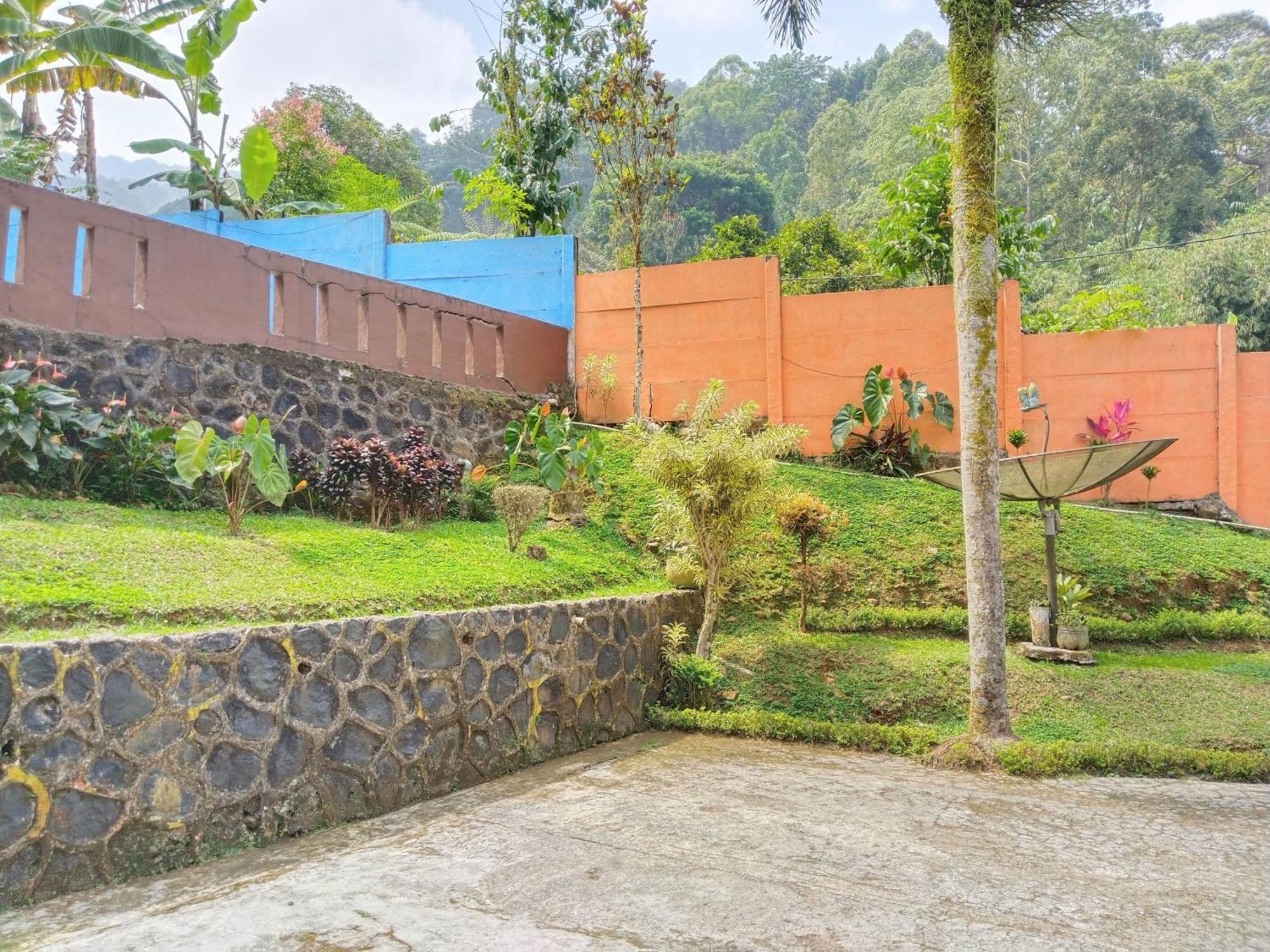 Villa Yustisia Curug 7 Cilember Cisarua Eksteriør billede