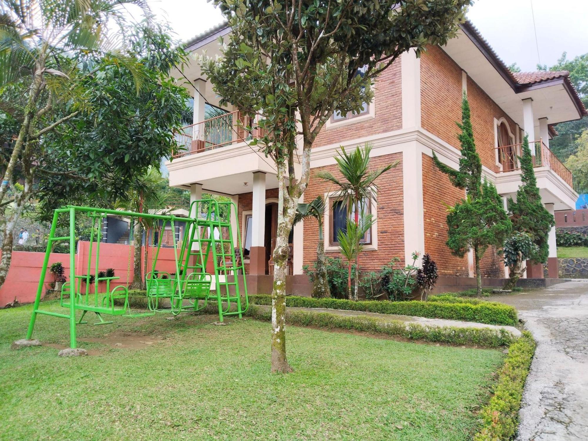 Villa Yustisia Curug 7 Cilember Cisarua Eksteriør billede