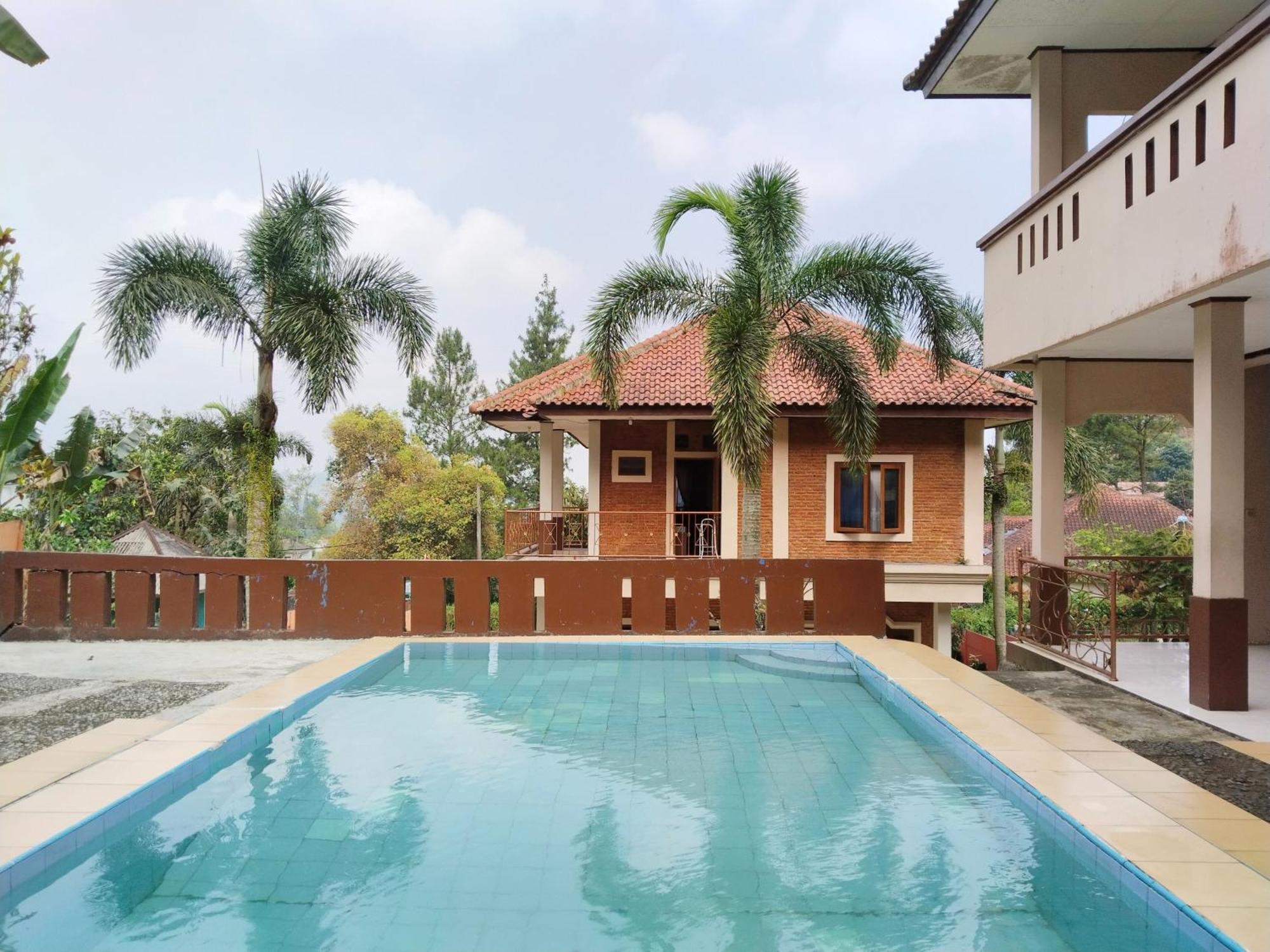Villa Yustisia Curug 7 Cilember Cisarua Eksteriør billede